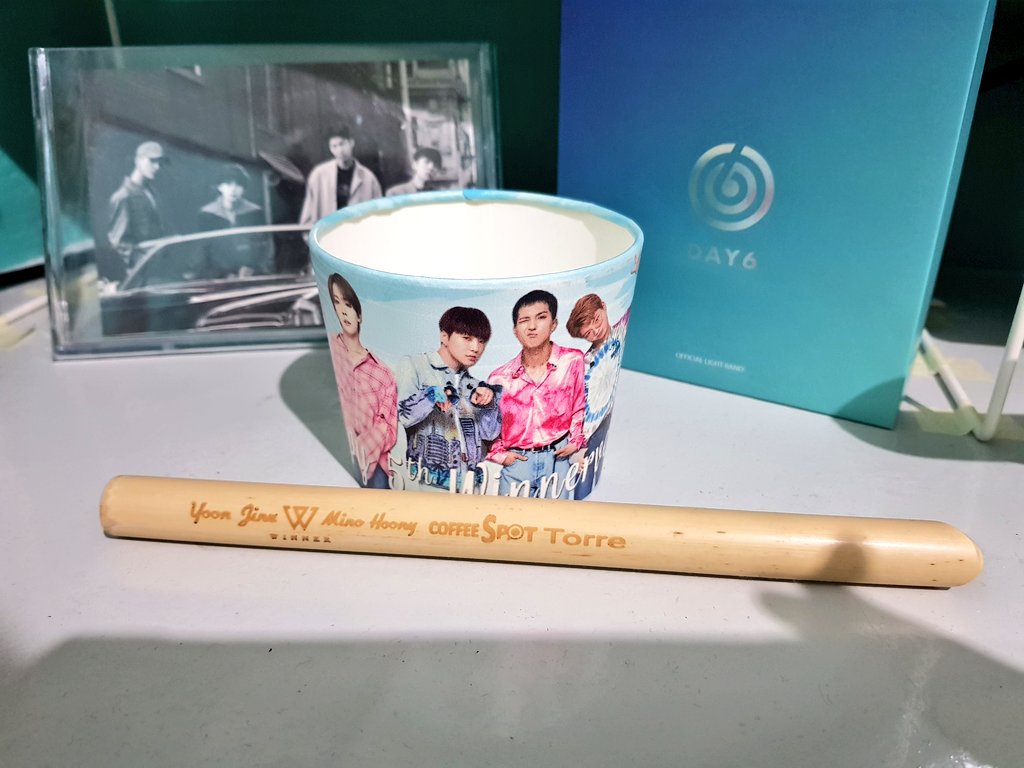 heynemie's tweet photo. got these at @CoffeeSpotTorre ! Thank you so much~ 💙💙💙💙 #winnerversary https://t.co/mJu8WADLVT