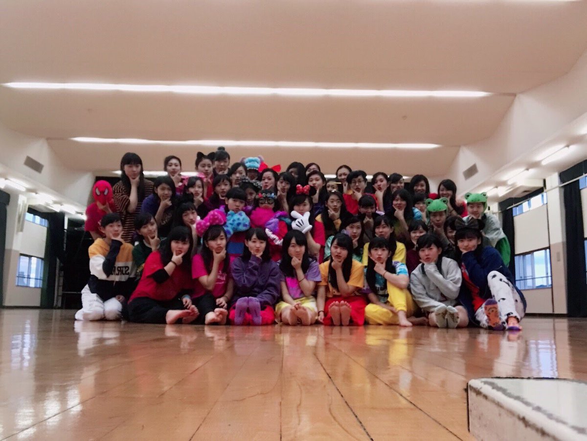US_KGNM's tweet photo. あと5日！USで1番うるさくて話すのが上手く少々面白いさえと、USのあらゆる動画の保持者で映えが大好きなのあです🙌ハロウィンパーティーの先輩と後輩とのUSポーズ！手がUで口がSのすなの！ハロウィンパーティーはだいたい大会前の菓子禁前日。
仮装してお菓子めちゃめちゃ食べてのりのりで楽しいよ🤩 https://t.co/aZV9L2gj08
