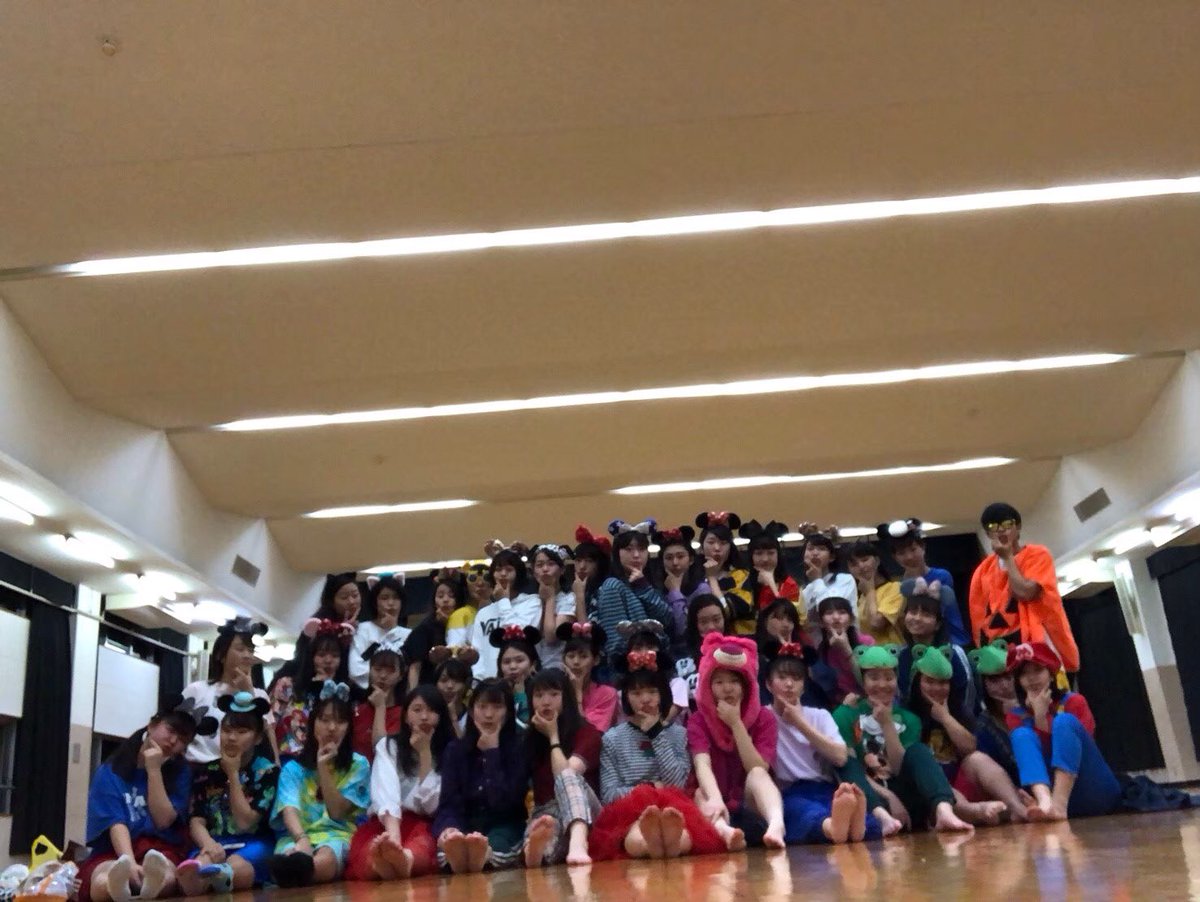 US_KGNM's tweet photo. あと5日！USで1番うるさくて話すのが上手く少々面白いさえと、USのあらゆる動画の保持者で映えが大好きなのあです🙌ハロウィンパーティーの先輩と後輩とのUSポーズ！手がUで口がSのすなの！ハロウィンパーティーはだいたい大会前の菓子禁前日。
仮装してお菓子めちゃめちゃ食べてのりのりで楽しいよ🤩 https://t.co/aZV9L2gj08