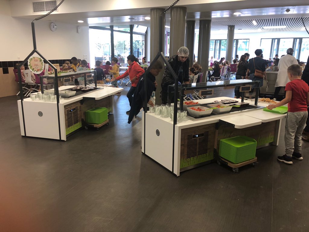 flopardigon's tweet photo. Les élèves de Robespierre à #rueilmalmaison découvrent leur nouvelle cantine #elior : autonomie, lutte contre le gaspillage, découverte des aliments sont à l honneur! https://t.co/8E5k1Yg69I