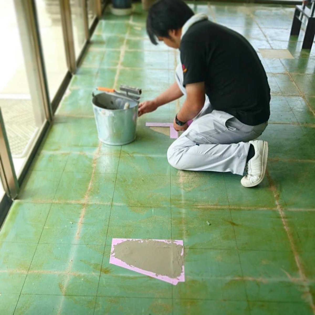 エルミオーレ神戸 公式 クラブハウス内の床材の入替準備が始まりました 皆様にはしばらくご迷惑をおかけしますが 綺麗な クラブハウスをご期待ください 公式line でお得な情報を配信中 T Co Mt3us38vj5 公式hp T Co Znjs2daqnq