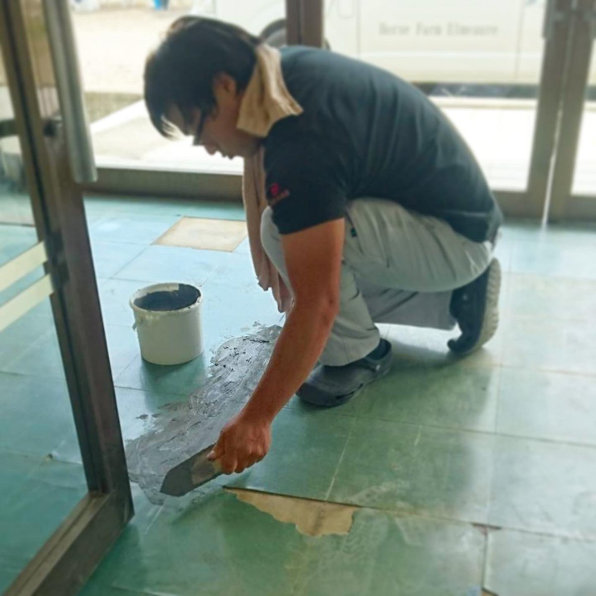 エルミオーレ神戸 公式 クラブハウス内の床材の入替準備が始まりました 皆様にはしばらくご迷惑をおかけしますが 綺麗な クラブハウスをご期待ください 公式line でお得な情報を配信中 T Co Mt3us38vj5 公式hp T Co Znjs2daqnq