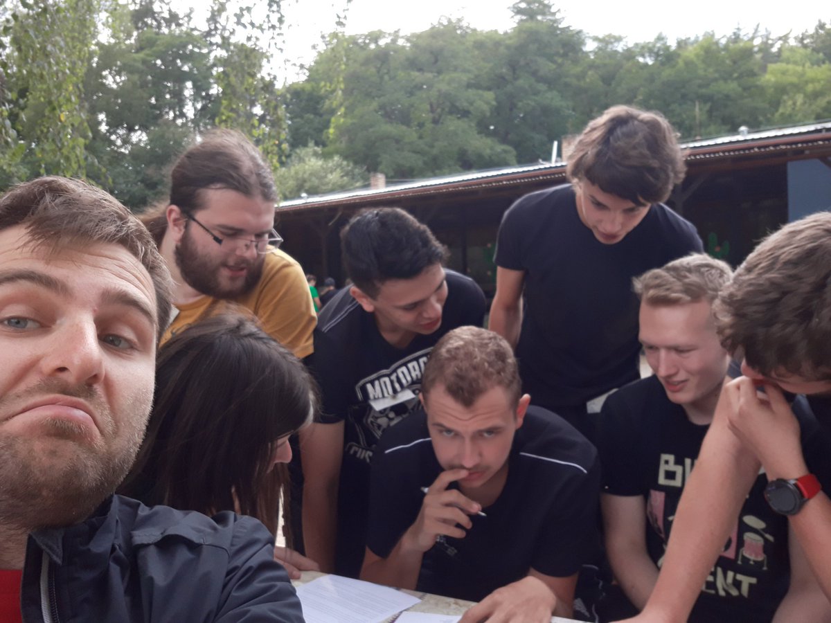 CCubka's tweet photo. Závěrečná hra na #SeznamovakFIT Studenti tu píší, až se jim kouří z hlavy. #psohlavci https://t.co/i0ozHfKjZr