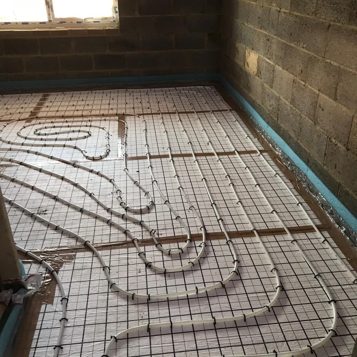 dragon_heating's tweet photo. This is our 3rd Care home which we have completed.
The project is in Bicester, Oxford.
We completed this on Friday.
Our team has completed approx 3,500m2 of Underfloor heating &amp; screed.😍
#welldone #team #Dragoninstallers #Screeders #carehome #jobdone #complete https://t.co/Cg1PWDnyqK