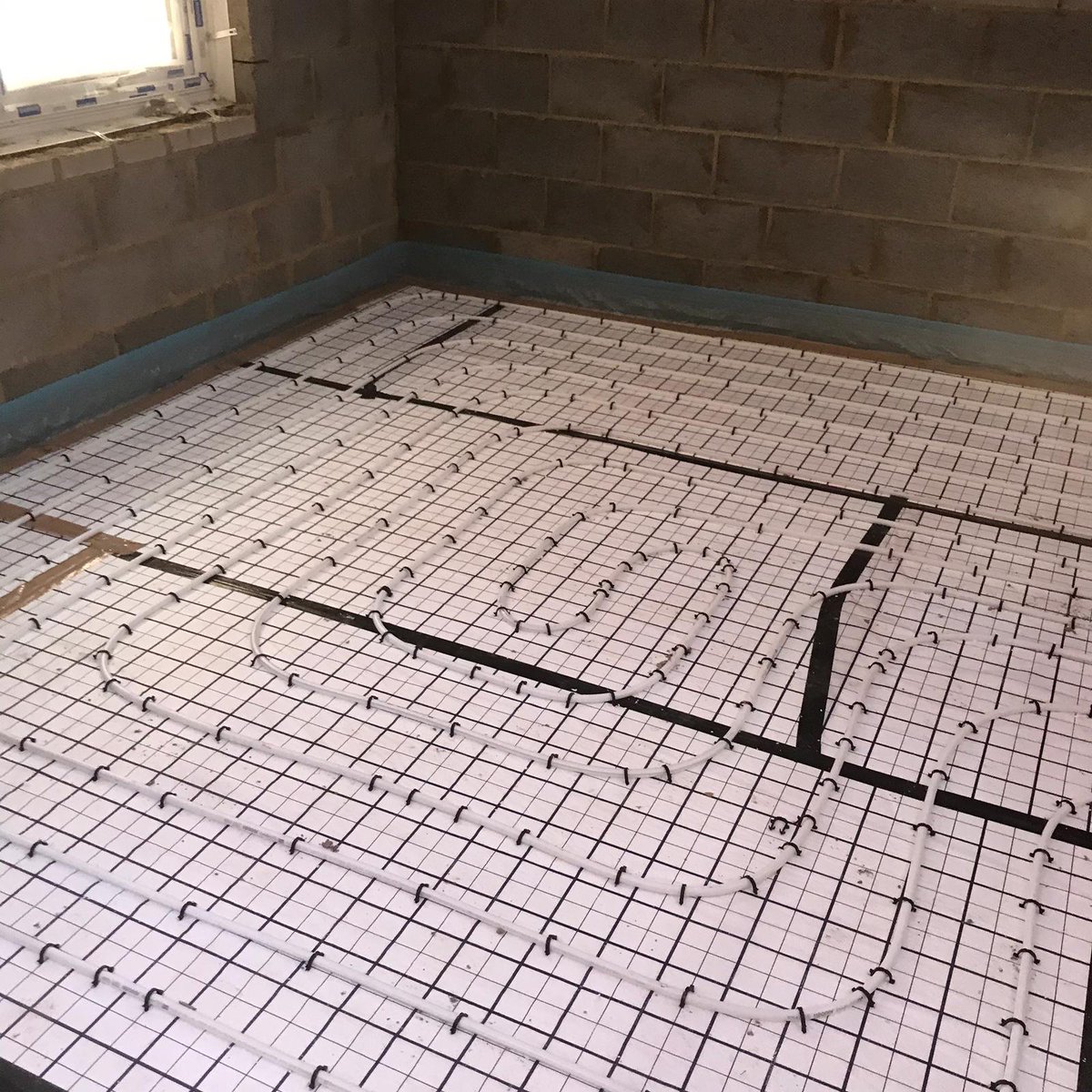 dragon_heating's tweet photo. This is our 3rd Care home which we have completed.
The project is in Bicester, Oxford.
We completed this on Friday.
Our team has completed approx 3,500m2 of Underfloor heating &amp; screed.😍
#welldone #team #Dragoninstallers #Screeders #carehome #jobdone #complete https://t.co/Cg1PWDnyqK
