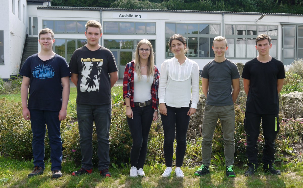 Wie schnell ein Jahr vergeht...! Heute begrüßen wir die nächste Ausbildungs-Generation bei #elumatec: 4 angehende Mechatroniker und 2 Industriekauffrauen starten bei uns in ihre berufliche Zukunft. Wir wünschen ganz viel Erfolg &amp; Spaß - willkommen im Team!