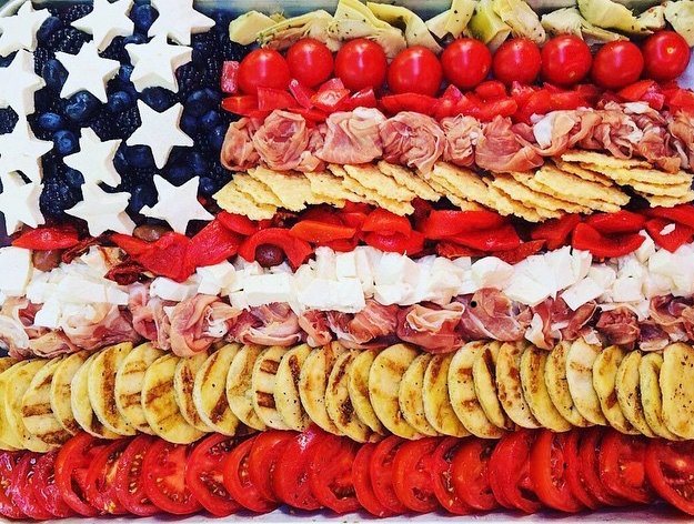 KontosFoods's tweet photo. Wishing you a delicious-food-filled and relaxing #LaborDay from all of us at Kontos Foods! This edible #antipasto flag is compliments of Chef Angie of #CreativeCooks cooking school & includes Kontos Cocktail #Flatbreads. 🇺🇸
📸 https://t.co/ClLXwKibhH https://t.co/72n89pDGaQ