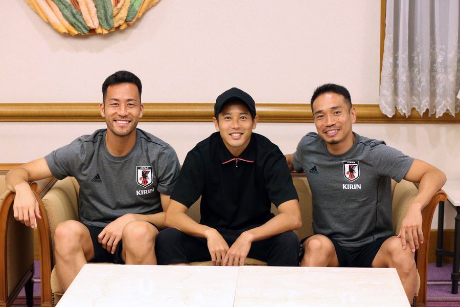 最強3ショット 内田篤人が黒ずくめの私服で登場 日本代表コンビとの1枚に反響拡大 フットボールゾーン 2