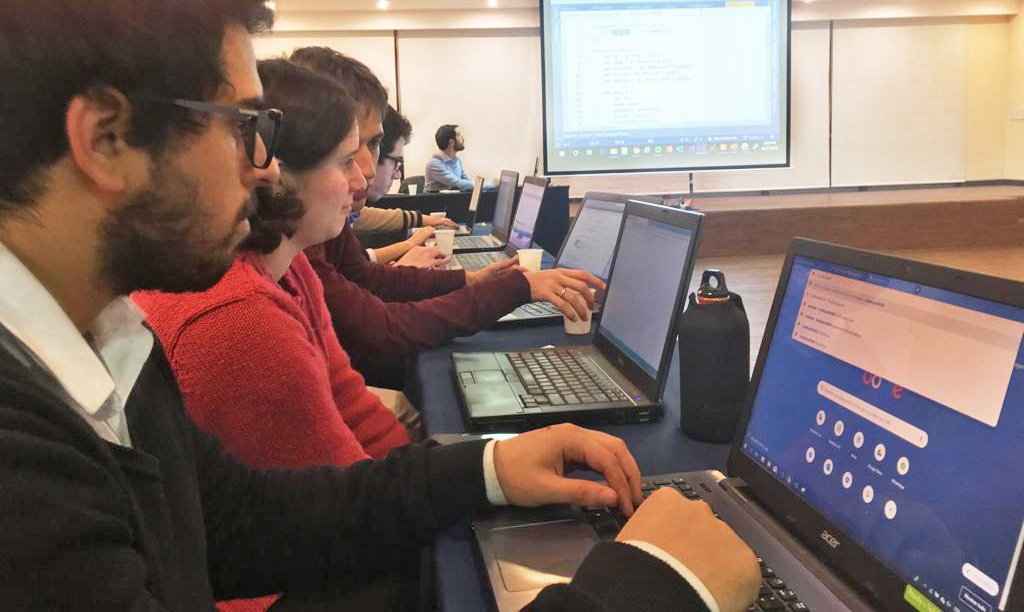 UrudataSoftware's tweet image. Tomando lo mejor de las apps y la web: Construyendo Progressive Web Apps. Compartimos las imágenes de lo que fue el Workshop sobre PWA a cargo de @Nacho_1493  nuestro gerente de fabrica. #workshop #urudatasoftware #pwa