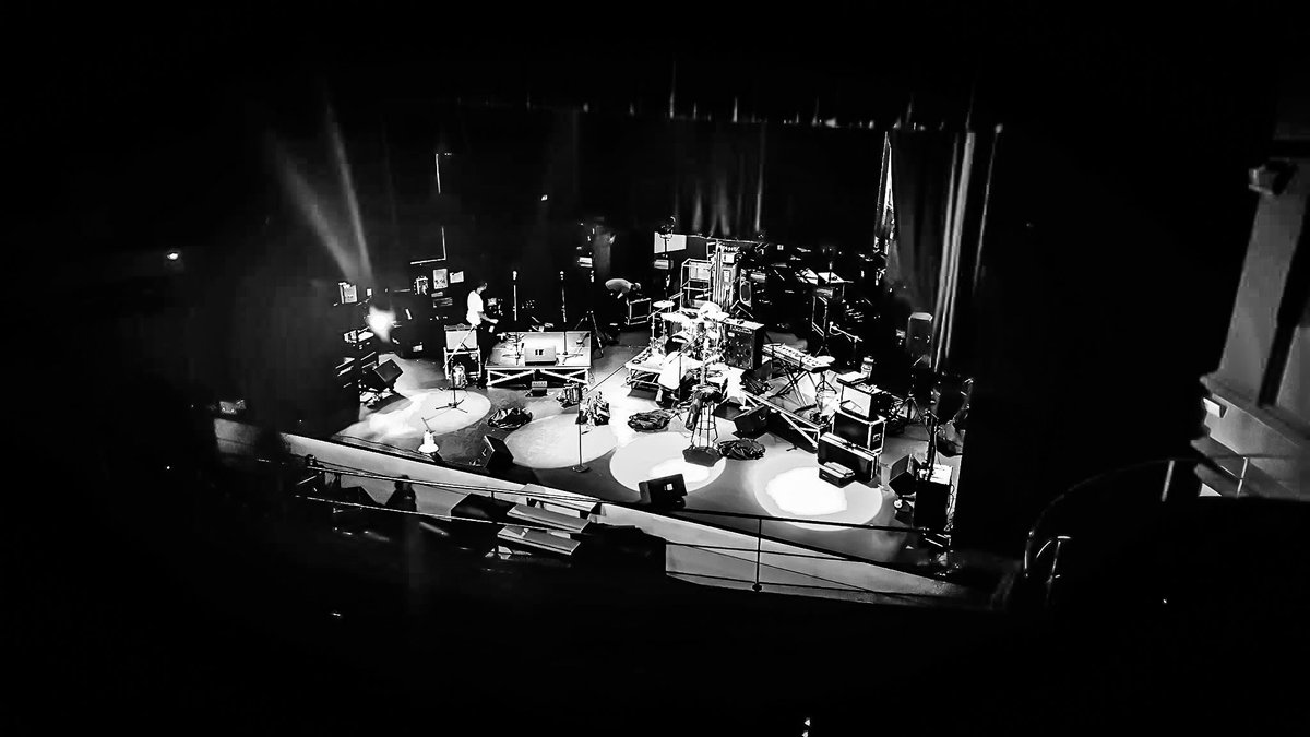 Motivados e ilusionados con nuevos comienzos que pronto, verán la luz. ¡Atentos!, en breve empezamos a compartir nuestros primeros pasos de Septiembre. La imagen, una foto-fija de montaje técnico, Teatro Guiniguada, Septiembre de 2016, ¡Anda que ha llovido desde entonces!