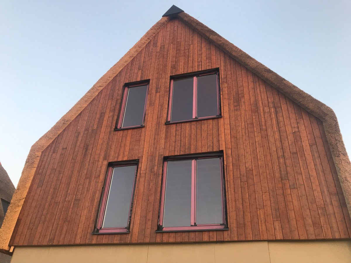 deckxbamboo's tweet photo. In #Bolsward worden rietgedekte villa’s voorzien van #DXbamboe #gevelbekleding. De planken worden onzichtbaar bevestigd. Een duurzame combinatie van riet en bamboe. https://t.co/kfGSZzDSy6
