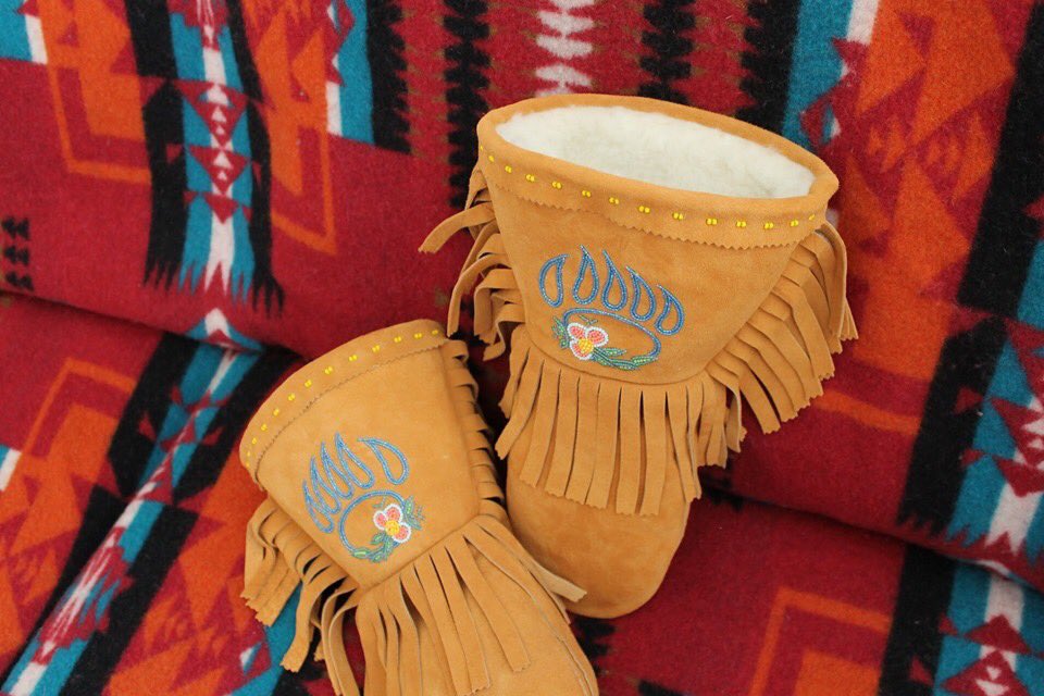 DonnaGull's tweet photo. Ladies handmade mitts, made with commercial deer leather, thick pile lined, very warm..you can find them on fb:  CREE STYLE BY De LORES #handmademitts #creestylebydelores #beadwork #indigenouscreefashion https://t.co/Bkoferg3BZ