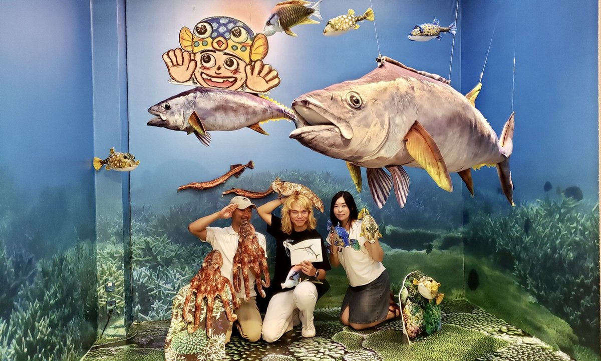 鈴木香里武 Karibu Suzuki على تويتر さかなクン 初の個展at銀座日動画廊 最終日の今日 ほっけ相方のまりをさんと伺ったら なんと大師匠 石垣幸二さんと遭遇 会場は小さなお子さんから大人まで大盛況でした さかなクンがいかに多くの人に愛されているかが