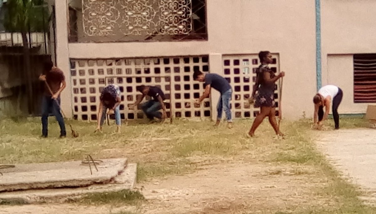 UJCubaMinjus's tweet photo. Inició el curso escolar y la comunidad cubana apoyó con disímiles acciones en la preparación de las escuelas. Por eso los trabajadores y jóvenes del @CubaMinjus  aportaron también su granito de arena #VamosPorMas @OscarCubaMinjus https://t.co/UQl7hyYQx4
