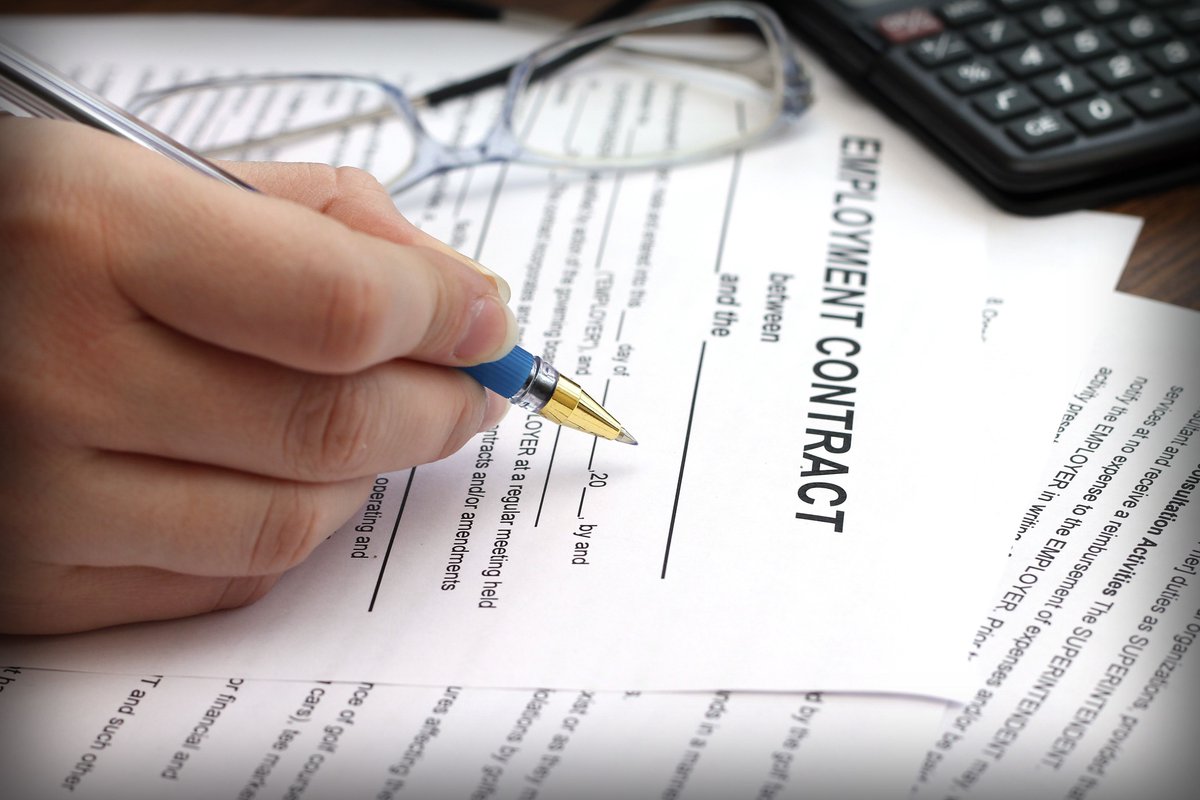 Arbitration News: Employer Can Arbitrate Under Agreement Signed by Employee and Staffing Firm. The ruling held that a non-signatory employer can compel arbitration under an arbitration agreement signed by the employee and the staffing firm. Read more: buff.ly/2PxBRnJ
