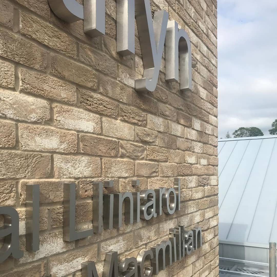 EliteSigns's tweet photo. #signproject completed on #Macmillan's #YBwythyn #specialists #Palliativecareunit which involved the #manufacture & #installation of #3DBuiltUpLetters, #totemsigns with #colourmatched #graphics and a #stainlesssteel #sign mounted on #standoffs with #printed #graphics.
#metamark https://t.co/wHXkjdujML