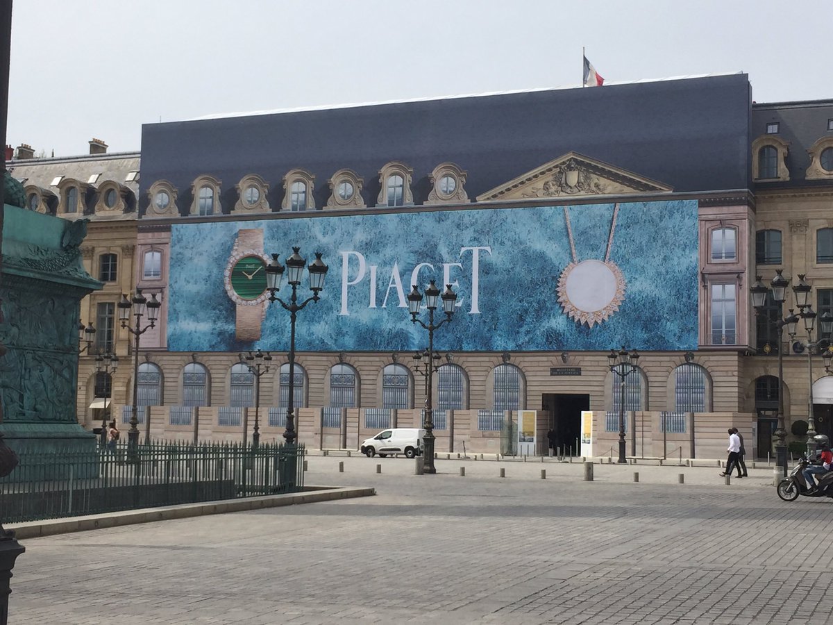 APEnvironnement's tweet photo. Jusqu’où ira l’Etat dans sa volonté de se vendre aux publicitaires ? Sur cette photo... vous pouvez voir l’entrée du ministère de la Justice ! @antipub #stopub https://t.co/Tk7bfJ1i3X