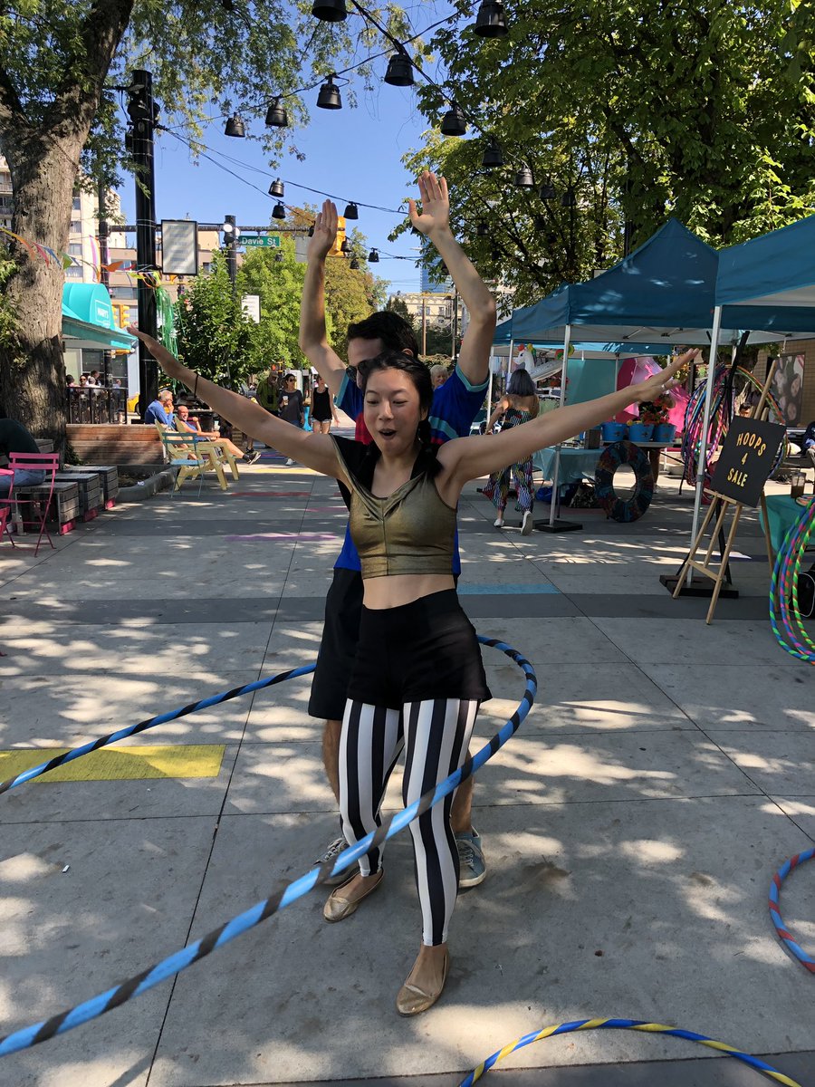 TheStephFlorian's tweet image. Learn to #hoolahoop today #Vancouver @NEWS1130 #onthebeat @WestEndBIA #WestEndCircusFest today until 6pm #FREE #community #Circus party
