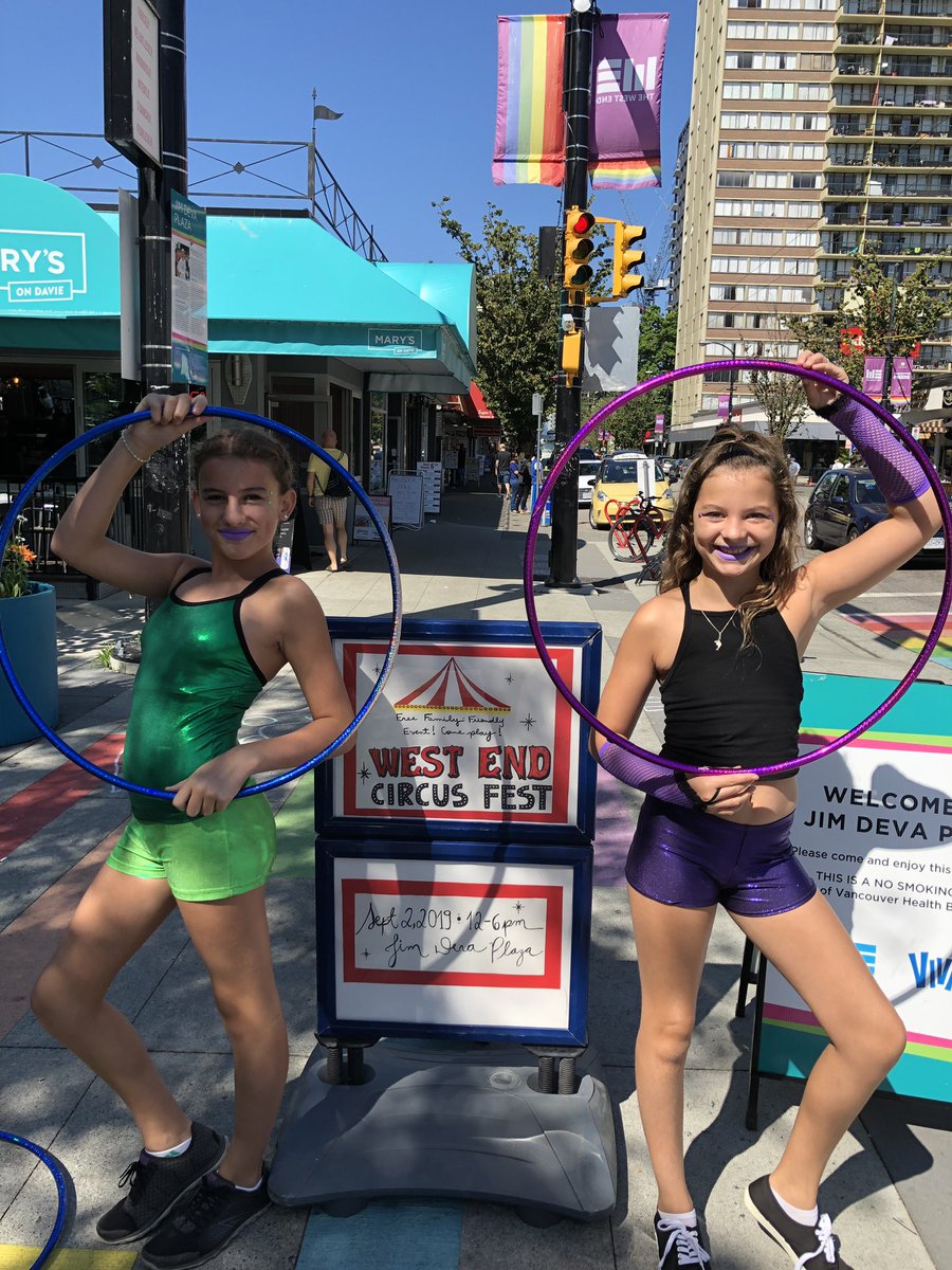 TheStephFlorian's tweet image. Learn to #hoolahoop today #Vancouver @NEWS1130 #onthebeat @WestEndBIA #WestEndCircusFest today until 6pm #FREE #community #Circus party