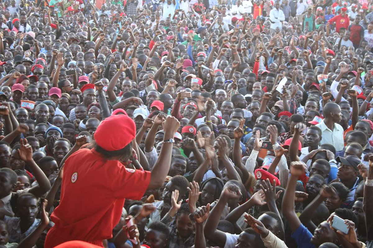 joseUganda's tweet photo. The triumphantly entry of @HEBobiwine and @ZaakeFrancis into Hoima district to campaign for Hon. Nyakato in the Hoima woman Mp bi-election.
The place was painted red.
@JoelSsenyonyi @KayabulaE @eddie_mutwe @norbertmao @BostonKabuye @People_Power_Ug
#RedBeretWeek https://t.co/hImDWYGYwb