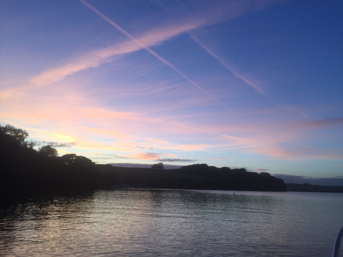 OldDevon's tweet photo. This is better than watching Eastenders. Summer is still going, make the most of it            #olddevonbirds #sunset #kingsbridgeestuary #devon #southdevon #southhams #lovethelifeyoulive #lovelocal https://t.co/NueEKITTNl