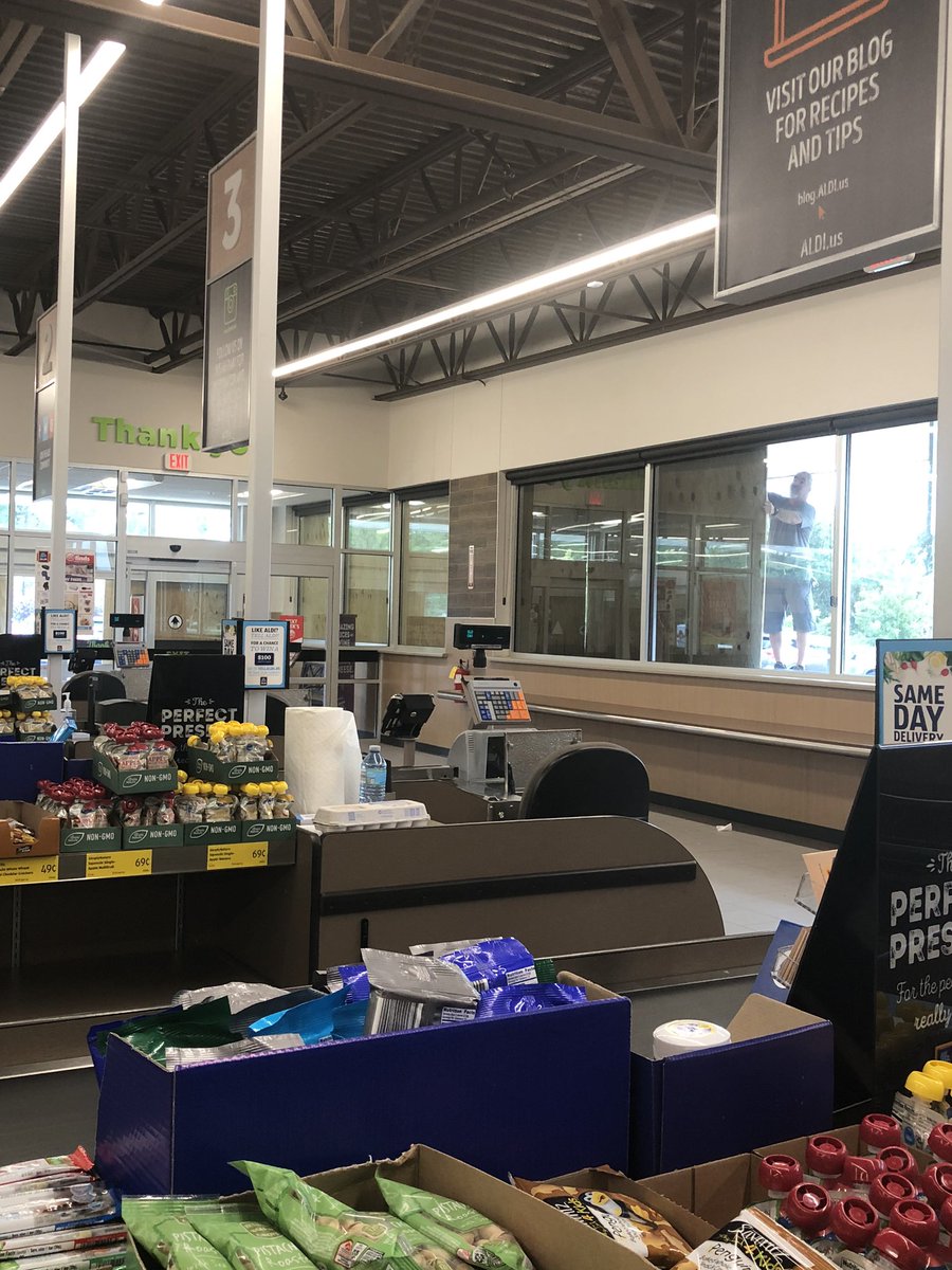 ChrisButlerSC's tweet photo. Aldi on 501 boarding up for the storm. @jamiearnoldWMBF @wmbfnews #southcarolina #chrisbutlerlive https://t.co/ZuyNEdjrmm