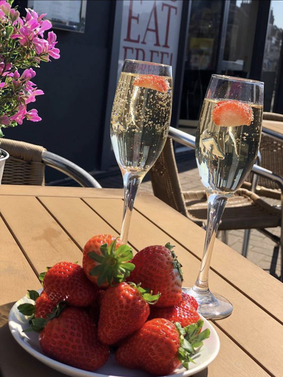 Can’t turn down 🍓🥂