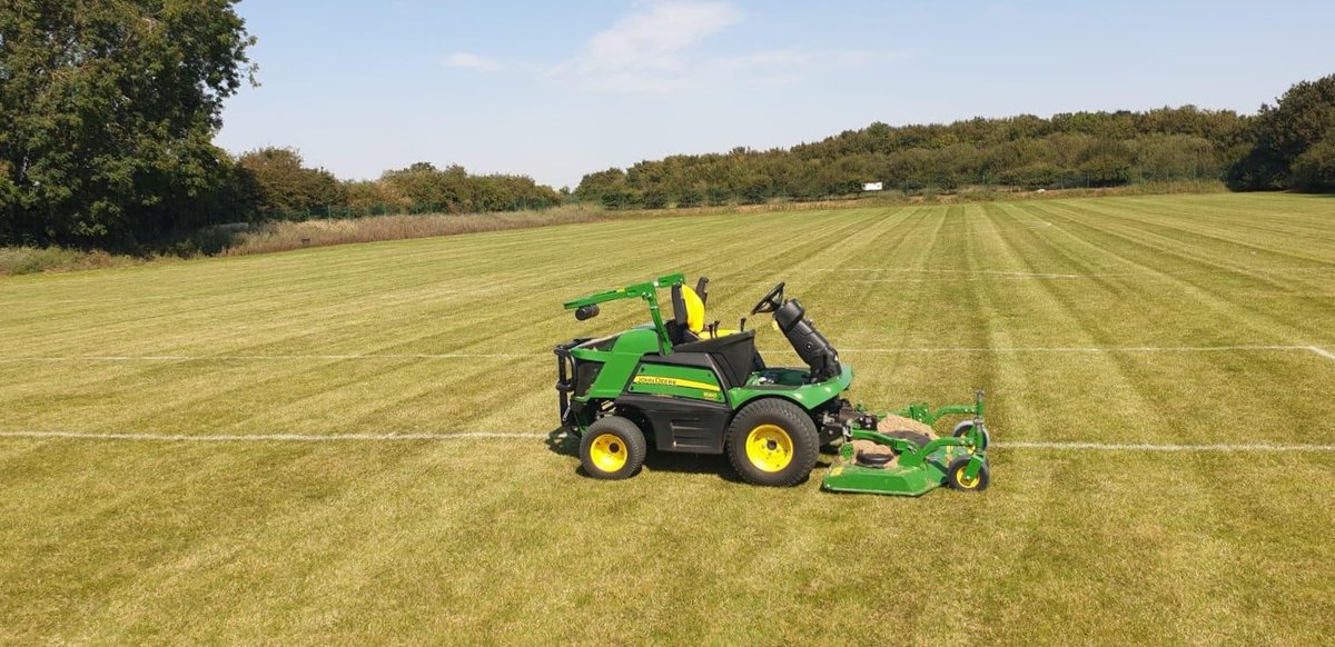 BenBurgessAg's tweet photo. Our hire @JohnDeere 1580 front rotary mower has been assisting a customer local to Ben Burgess Coates. Our mowers have a quiet, efficient cooling system that allows up to 10 hours of non-stop mowing. Contact your local BB dealership with your hire requirements #bbhire https://t.co/jtWzJVZHUz