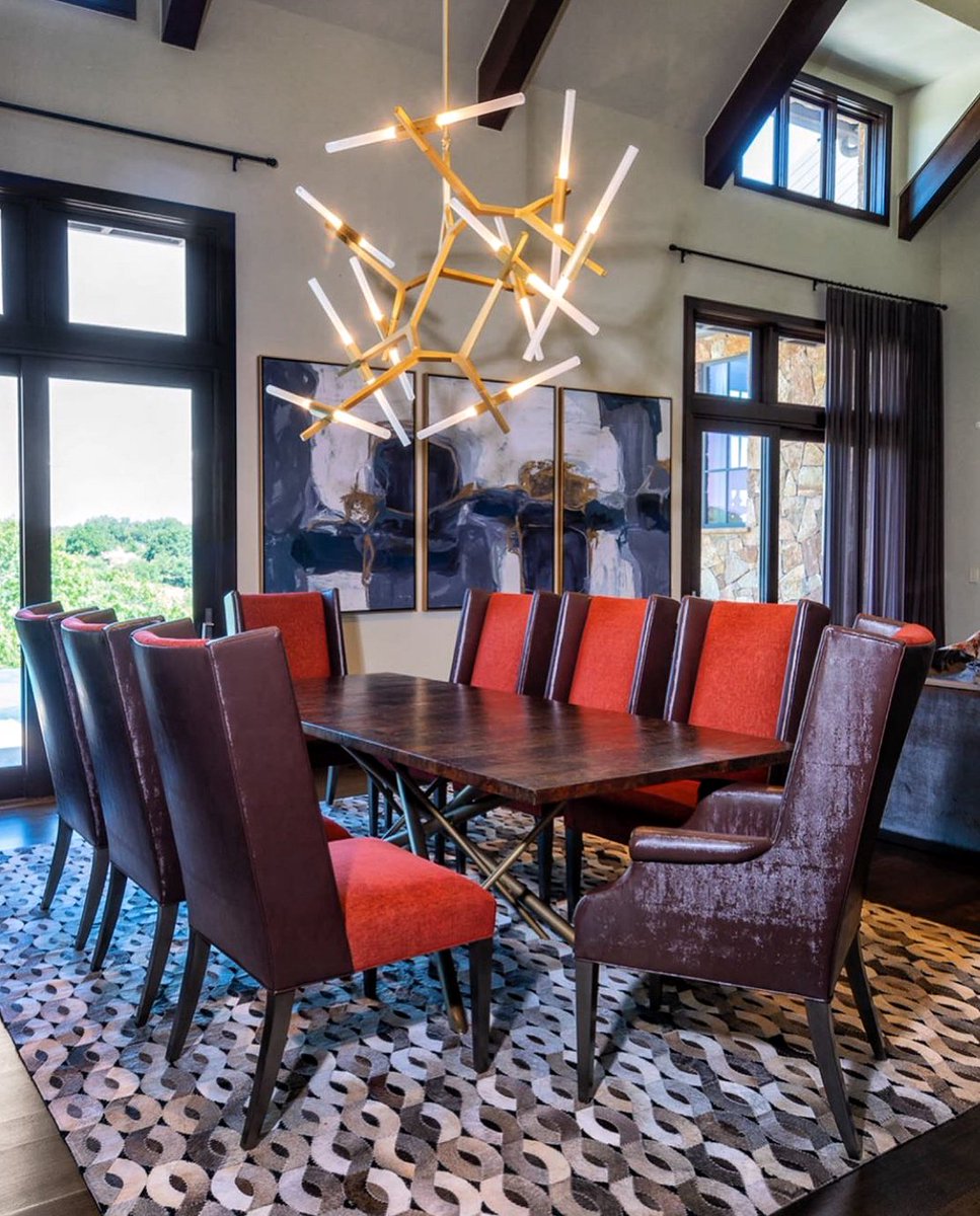 taraceagroup's tweet image. 🔷 I’m always saying how a room should speak about who you are. Creating custom furnishings ensures no one will have the same as you. 
#MondayMotivation #carlaroyderdesigns #austininteriordesigner  #TaraceaFurniture, Dining Table.

Via @CarlaRoyder  
instagram.com/carlaroyderdes…