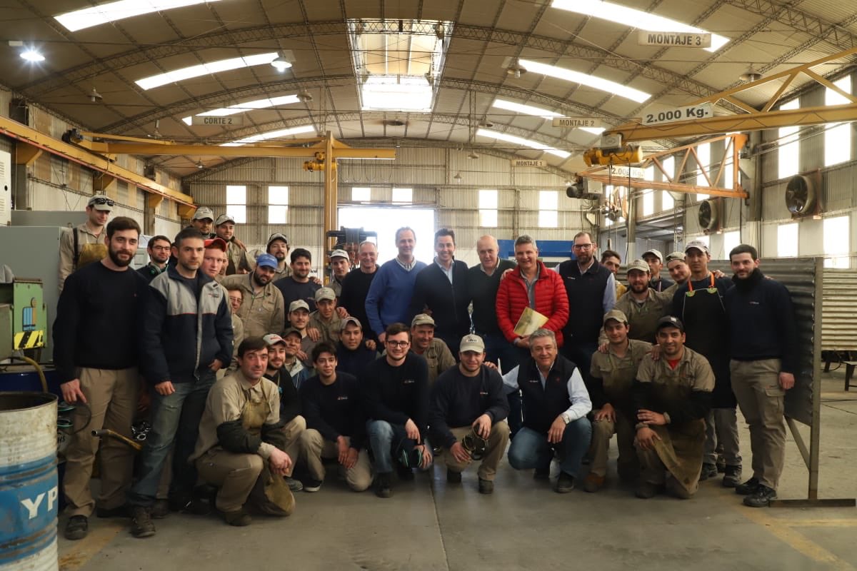ManuelCalvoCba's tweet photo. En TBeH, la fábrica de maquinaria agrícola e industrial 🏭, recorrimos las zona de montaje, y dialogamos con los miembros de las áreas de ingeniería, producción y calidad.
#TBeH tiene sede en #LasVarillas y en Juan José Castelli, provincia de Chaco. #DíaDeLaIndustria https://t.co/GBz8tfx0Fb