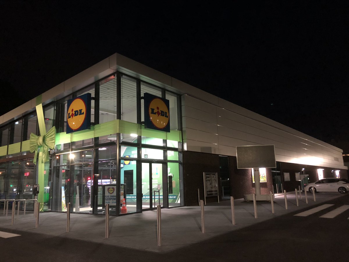 My_Leaf's tweet photo. Binnenkort ( 3 sept 2019 )  opent hier in #Woerden de nieuwe #solar powered @LidlNederland  . De @ABB_EVCharging Triplecharger met #Chademo #CSS en #AC doet het goed ! #nlcharge . Gefeliciteerd #lidl met deze prachtige locatie. https://t.co/9oceKSuwdk