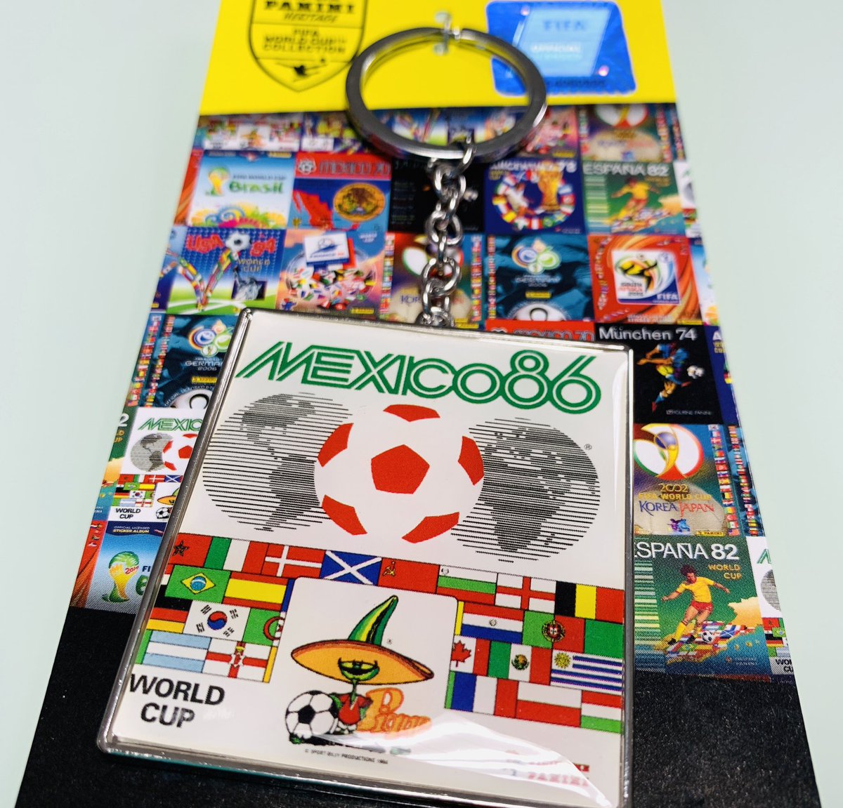 PaniniSportMx's tweet photo. ¡Vamos a regalar este llavero de #México86! 🇲🇽🎉 

1.- Debes seguirnos y darle RT a este tuit. 
2.- Responde por qué debes ganar el llavero. 

El tuit que tenga más ❤️ hasta las 7 pm de hoy, ¡se lo lleva! 😎 https://t.co/rShNIfHcKO