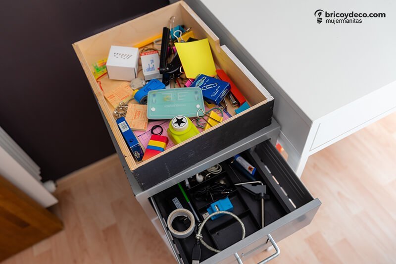 bricoydeco's tweet photo. ¿Después de #vacaciones tu #escritorio acumula clips, bolígrafos, gomas de borrar, etc., sin orden? Aprende con esta #guía a organizar el #materialdeoficina con #cajasdecartón para tenerlo todo a mano #diy #bricolaje #mujermanitas #ordenación #packaking https://t.co/oHHlEod9xZ https://t.co/zxVG8BGDqR
