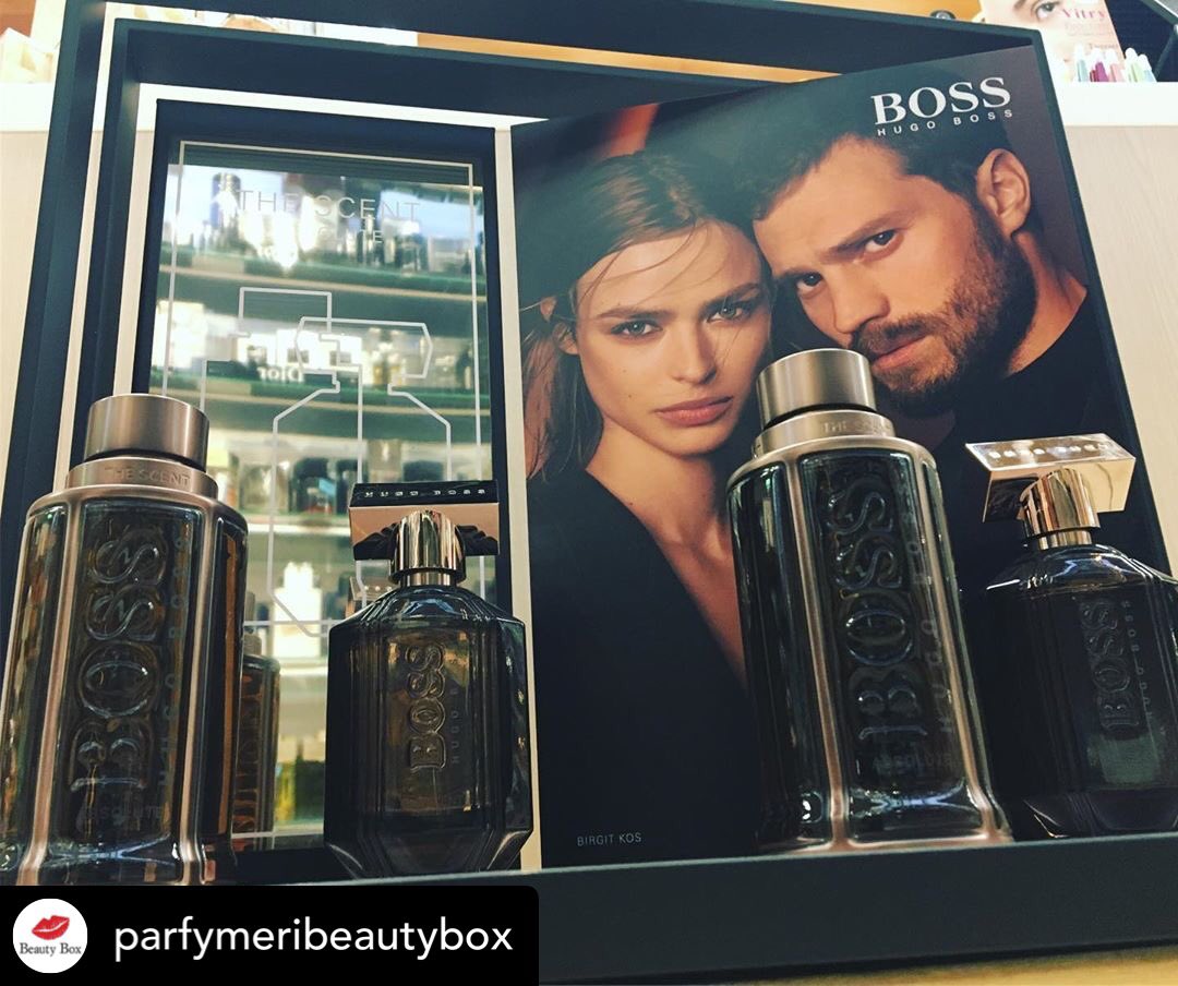 ninajdjdhs's tweet image. parfymeribeautybox on IG

Nya Boss The Scent Absolute är nu här!! Två sensuella dofter som tar en med storm!😍
Dam doften har toppnoterna honung och persika, hjärtat består av kaffe och sist men inte minst basnoterna med vanilj och vetiver. #JamieDornan #BirgitKos @HUGOBOSS