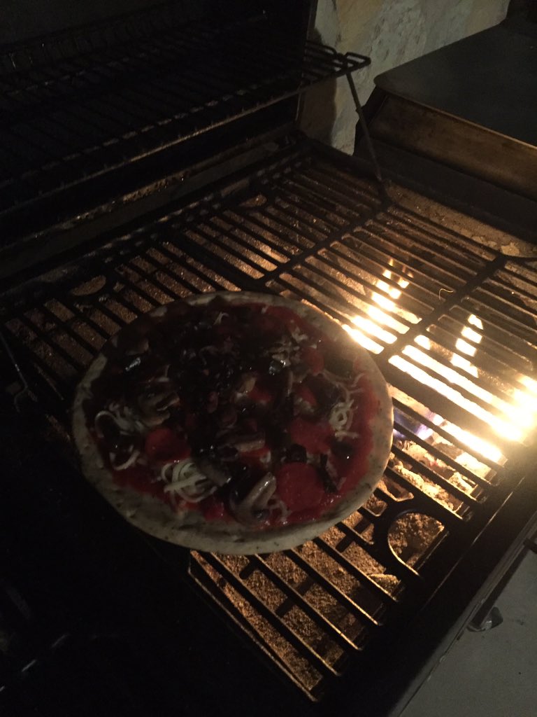 FiddlingFire's tweet photo. Pizzas on the grill with some Autumn Ales this Labor Day weekend! 🍺🔥🍕#BreckBrew #LaborDayWeekend2019 #Fiddlingwithfire https://t.co/UaEL835ZDs