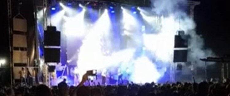 magoscott's tweet photo. Esto no es fuego frío. @telecincoes @informativost5 el titanio fuego frío no saca ese humo. Y las fuentes están súper puestas sin medidas de seguridad.  Para estos disparos tienes que tener el carnet T2 no todo el mundo puede disparar pirotecnia. POCA BROMA. https://t.co/bgr3Nncrvu