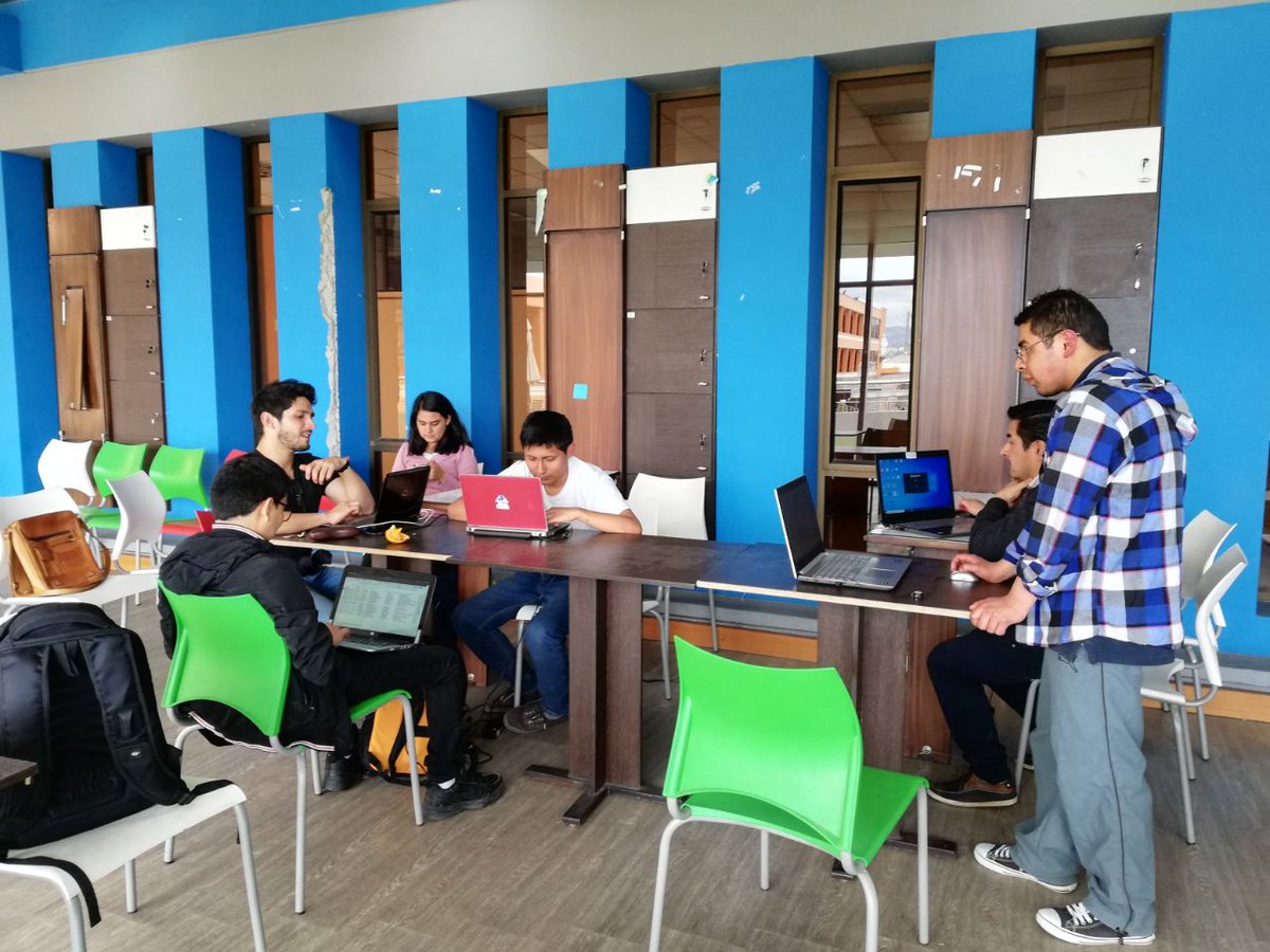 pyecuador's tweet image. Así fue el #pypizza del Sábado 31 de Octubre en #Cuenca 🐍 🍕. Más información sobre el #pypizza del siguiente sábado en meetup.com/es/python-ecua…