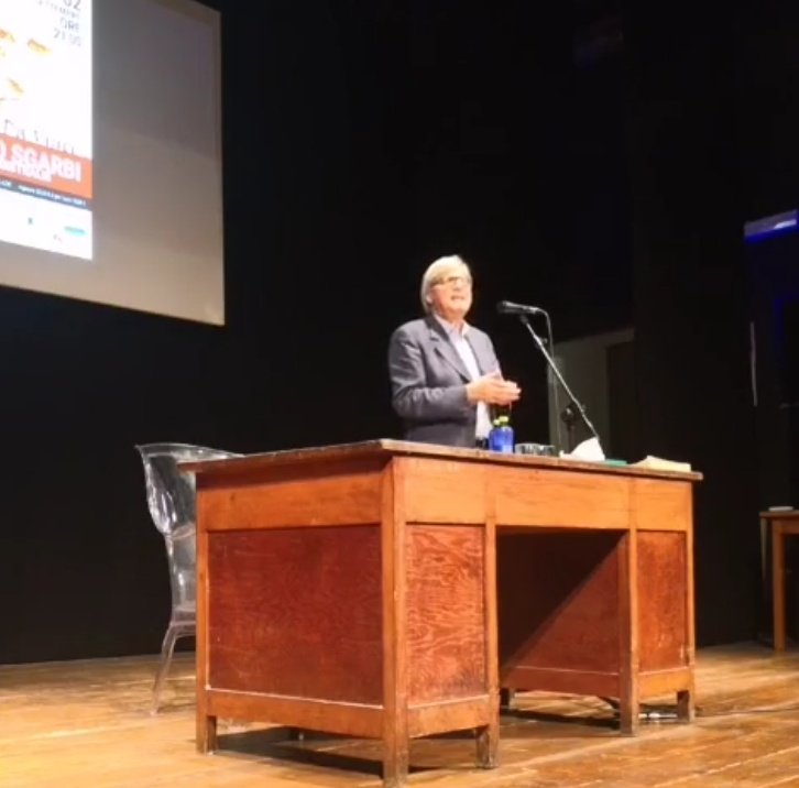 Siamo #indiretta da Teatro Caffeina con la lectio magistralis di <a href="/VittorioSgarbi/">Vittorio Sgarbi</a> su #LeonardoDaVinci. Segui qui 📹👉tinyurl.com/VittorioSgarbi… #live