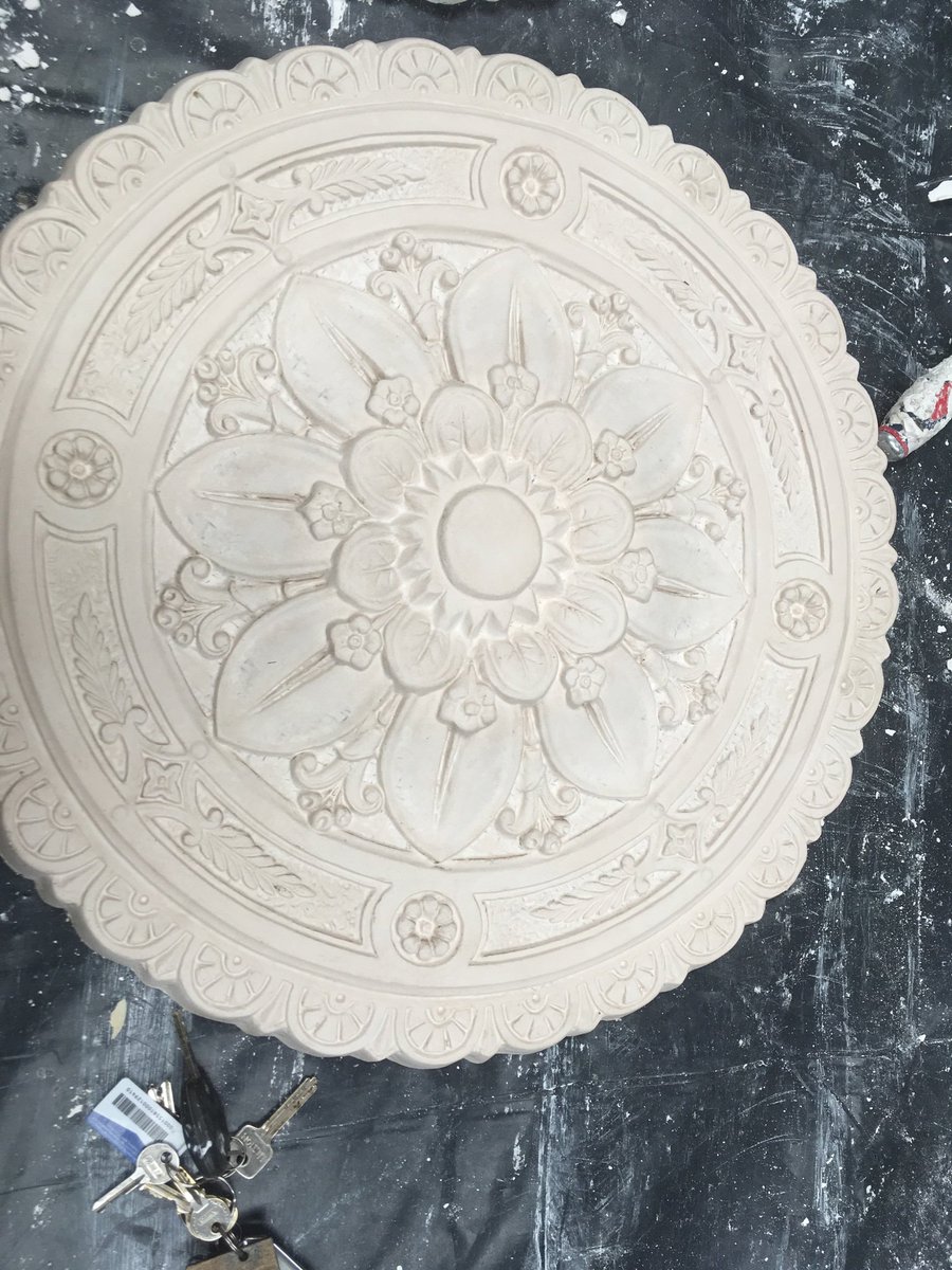 Plasteringdesi2's tweet photo. Amazing what this rose looks like with 200 years off paint Removed from it  love doing these 🙏🏻restoration job in Sheffield grade 2 listed building if you want youre mouldings putting back to the glory days please get in touch #restoration #herritage https://t.co/6sa8U6wNHK