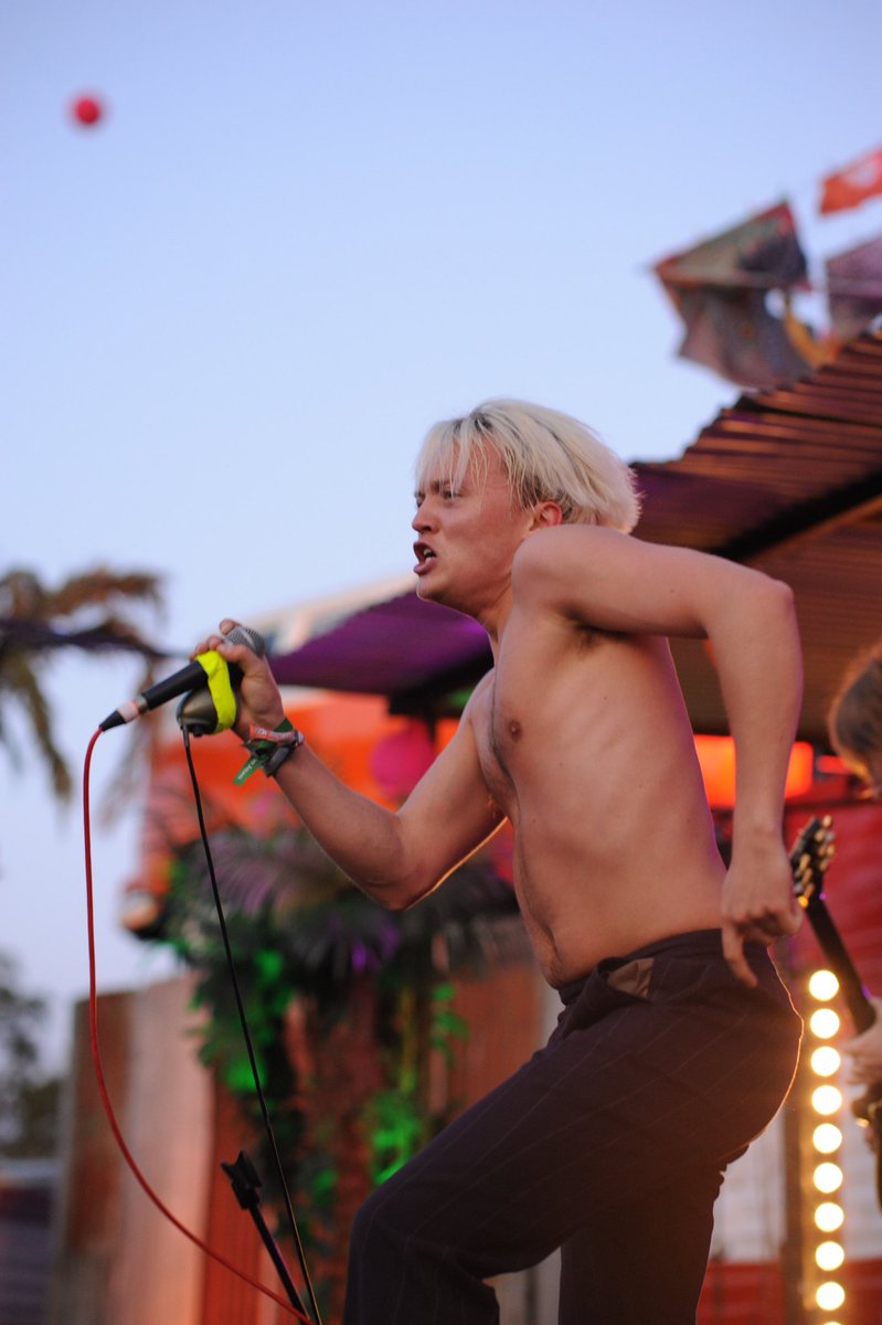 gstackphoto's tweet image. Great 'shirt off' weather at @EPfestival come back soon @_KHARTOUM_