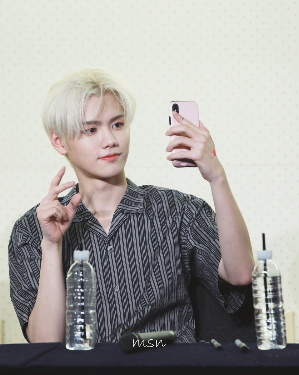 MSN_20020917's tweet photo. 190831 엑스원 팬싸인회
어정쩡한 브이 너무 귀엽
#엑스원 #X1 #강민희 #minhee #Kangminhee https://t.co/yxITVfvhQs