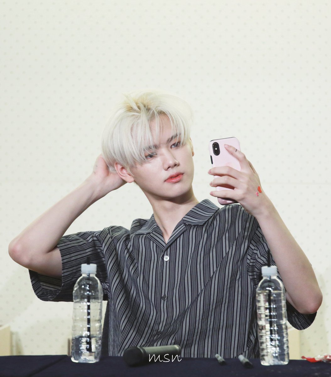 MSN_20020917's tweet photo. 190831 엑스원 팬싸인회
어정쩡한 브이 너무 귀엽
#엑스원 #X1 #강민희 #minhee #Kangminhee https://t.co/yxITVfvhQs