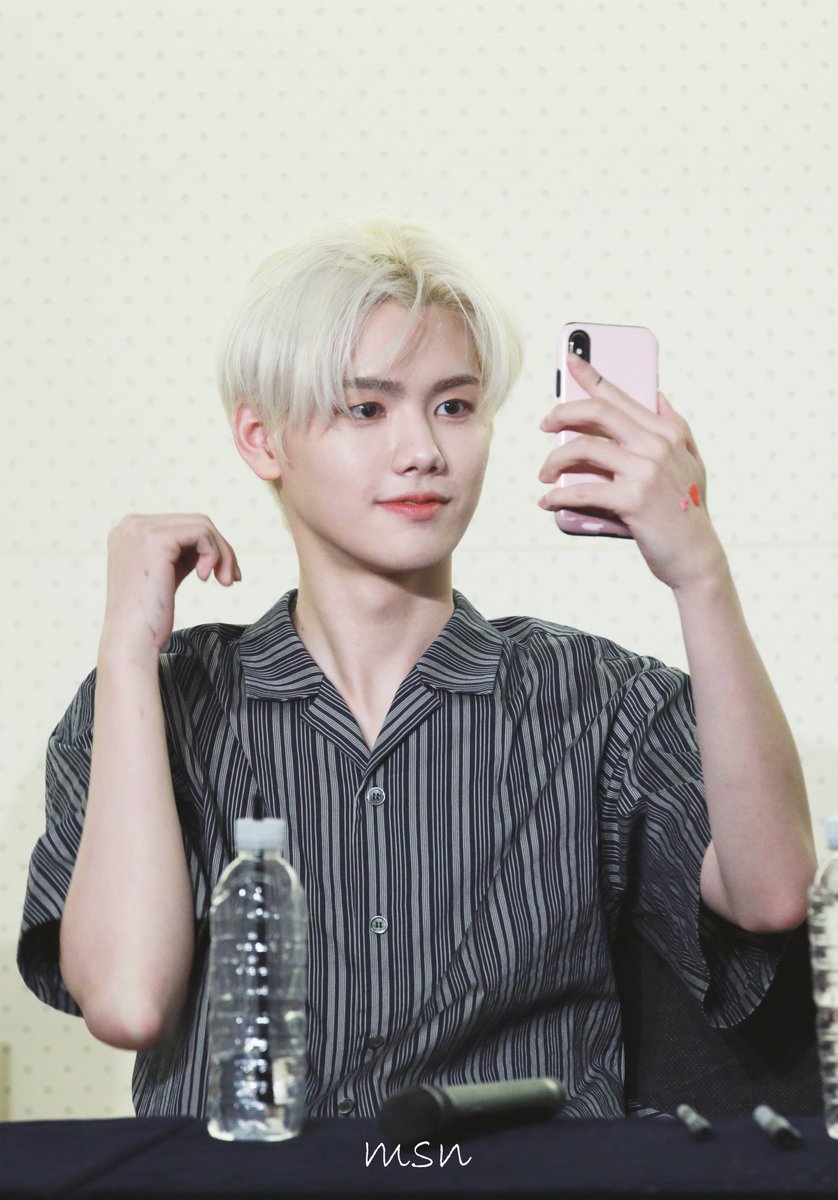 MSN_20020917's tweet photo. 190831 엑스원 팬싸인회
어정쩡한 브이 너무 귀엽
#엑스원 #X1 #강민희 #minhee #Kangminhee https://t.co/yxITVfvhQs