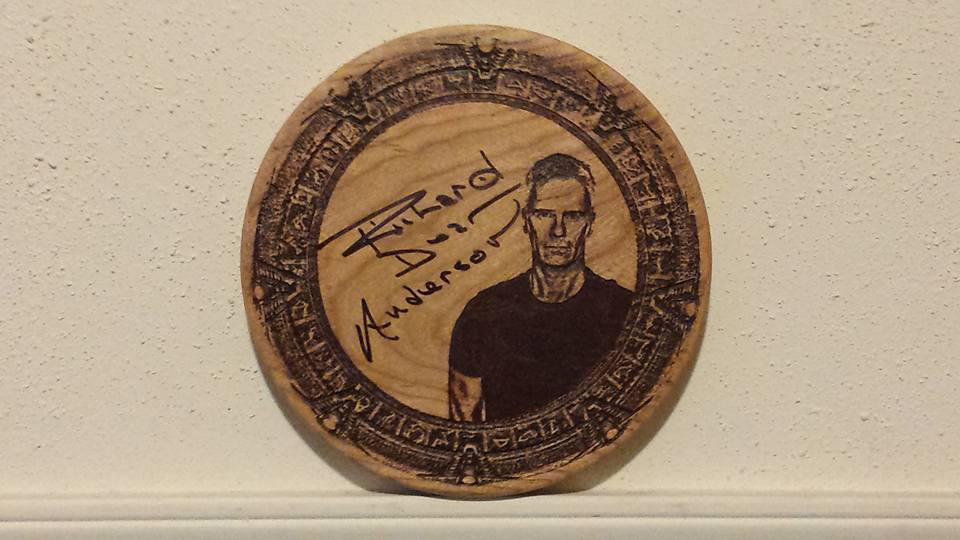 NerdsWood's tweet photo. My only #stargate carving. #richarddeananderson #Jackoneill #colonelOneill https://t.co/x3fu6nBmHF