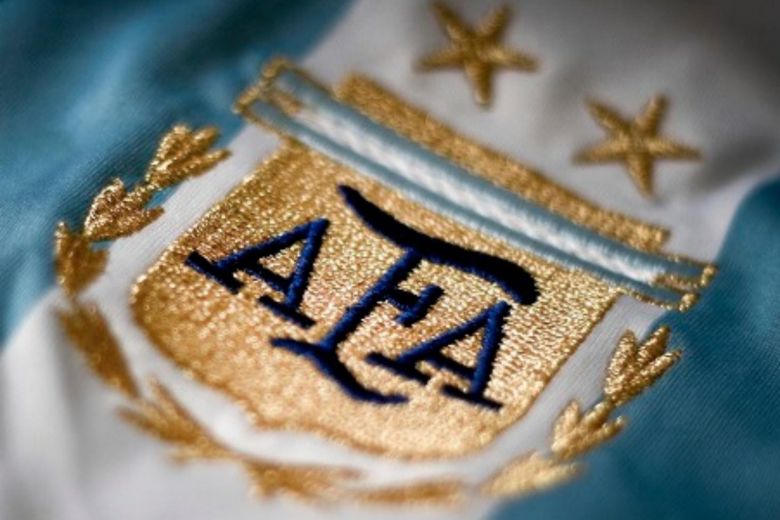 DiarioOIe's tweet photo. ¡SIN VOMITOS Y CON GANAS DE GANAR! Sin la presencia de Messi, la #SeleccionArgentina jugará dos partidos de fecha FIFA entre está semana y la que viene.

🇨🇱: 05/09 23:00 hs 
🇲🇽: 10/09 (horario a definir) https://t.co/iIXKMwUdev