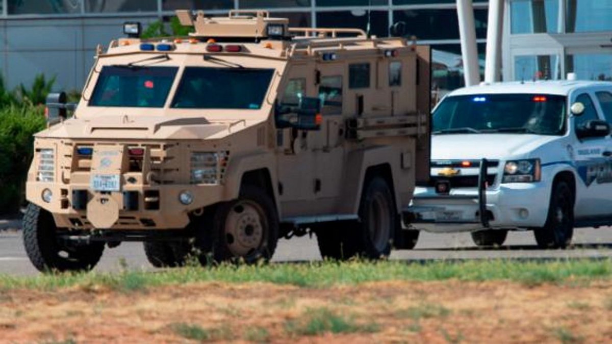KPRC2's tweet photo. Mayor praises police who stopped West Texas shooting spree > https://t.co/TUhqaR0qgo #kprc2 #news #Texas #PrayForOdessa #OdessaShooting https://t.co/XinUBbIACl
