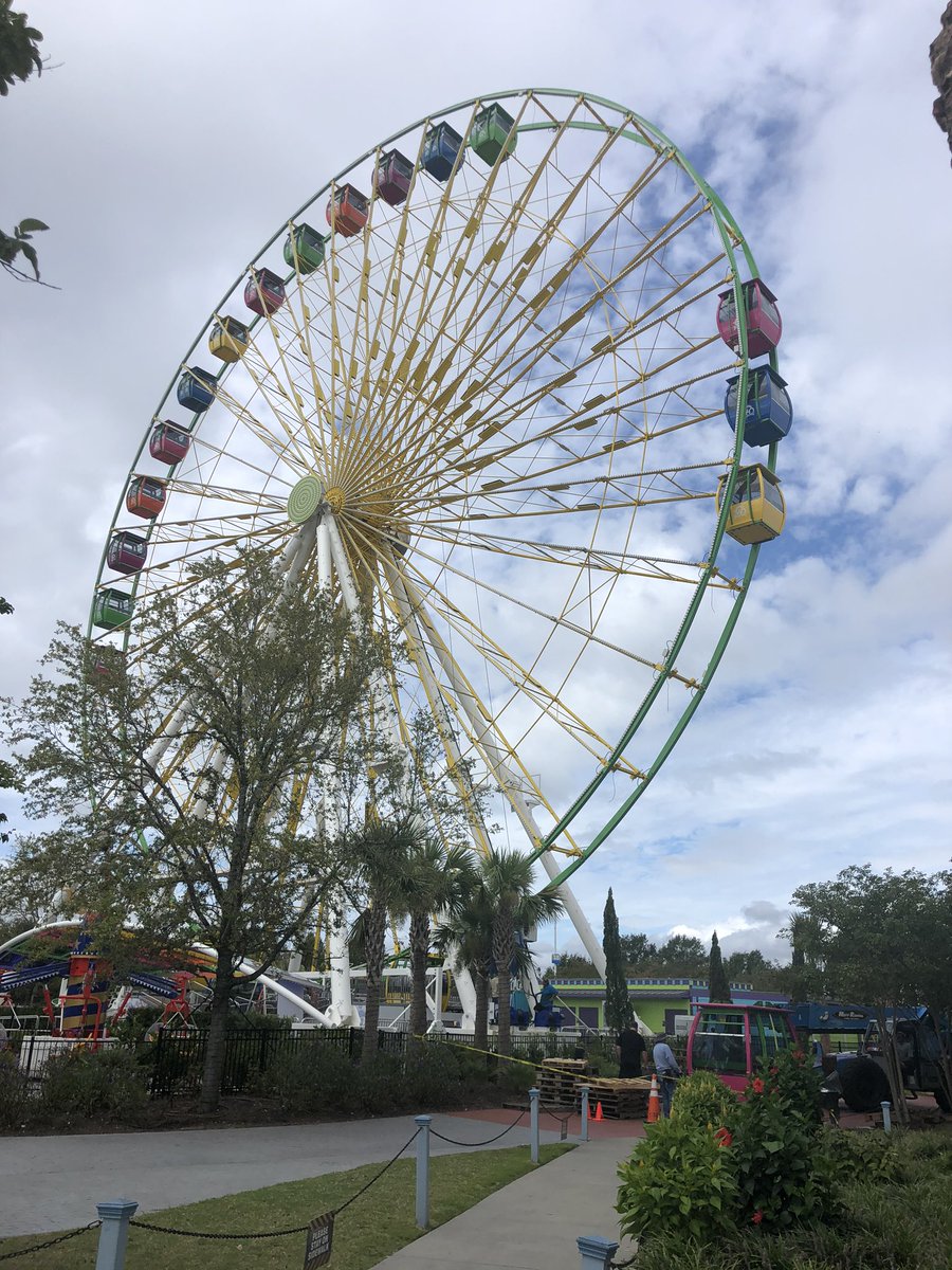 ChrisButlerSC's tweet photo. The gondolas are coming off the Ferris wheel at Broadway atthe Beach. @jamiearnoldWMBF @wmbfnews @weatherchannel @myrtlebeach @southcarolina #HurricaneDorian #MyrtleBeach #SouthCarolina https://t.co/P2qixY7Ux4