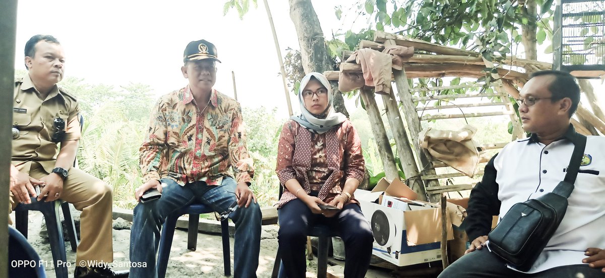 desakertasemaya's tweet photo. Terima kasih Pak @umarhadi_yoseph yang telah menengok bencana di desa Kertasemaya. Semoga setelah kunjungan bapak ini tanggul Sungai Cimanuk yg Amblas segera di tanggulangi. 
#Cimanuk #Kertasemaya #Indramayu #amblas #Sungai 
@jokowi
@widy_santosa 
@DPR_RI 
@PDIP_imy https://t.co/tGmwBOltzG