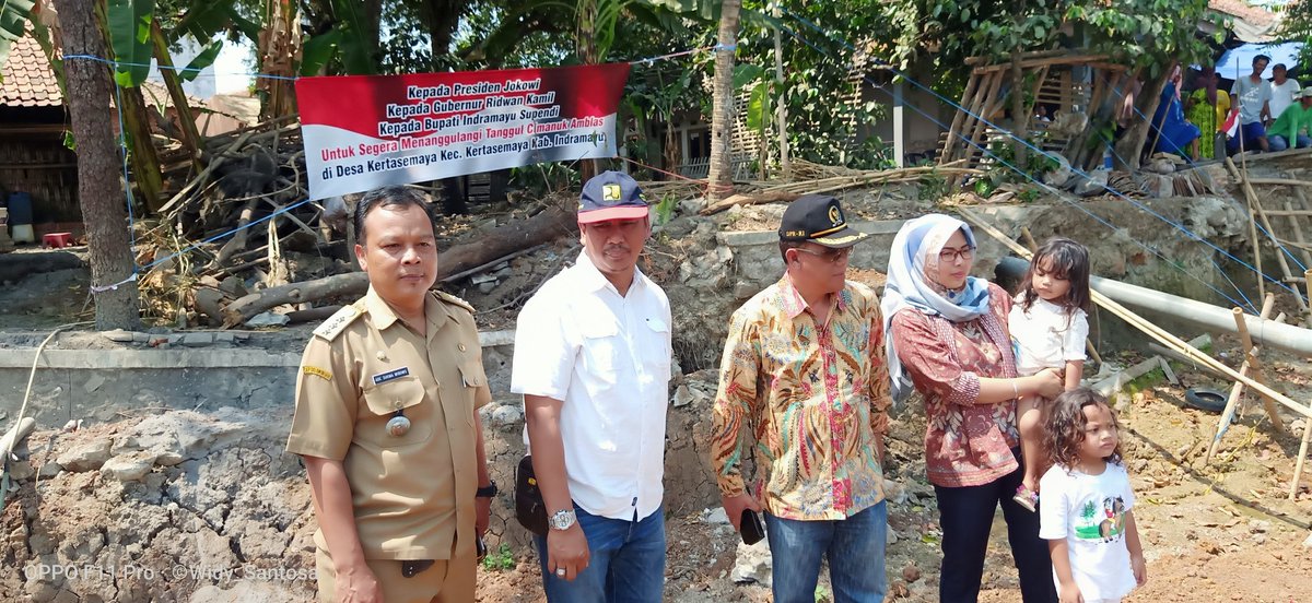 desakertasemaya's tweet photo. Terima kasih Pak @umarhadi_yoseph yang telah menengok bencana di desa Kertasemaya. Semoga setelah kunjungan bapak ini tanggul Sungai Cimanuk yg Amblas segera di tanggulangi. 
#Cimanuk #Kertasemaya #Indramayu #amblas #Sungai 
@jokowi
@widy_santosa 
@DPR_RI 
@PDIP_imy https://t.co/tGmwBOltzG