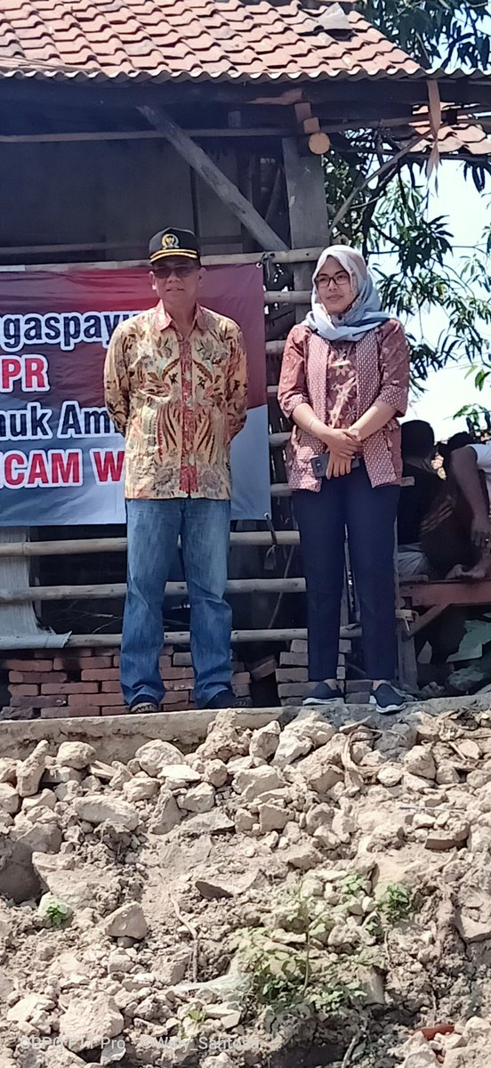desakertasemaya's tweet photo. Terima kasih Pak @umarhadi_yoseph yang telah menengok bencana di desa Kertasemaya. Semoga setelah kunjungan bapak ini tanggul Sungai Cimanuk yg Amblas segera di tanggulangi. 
#Cimanuk #Kertasemaya #Indramayu #amblas #Sungai 
@jokowi
@widy_santosa 
@DPR_RI 
@PDIP_imy https://t.co/tGmwBOltzG